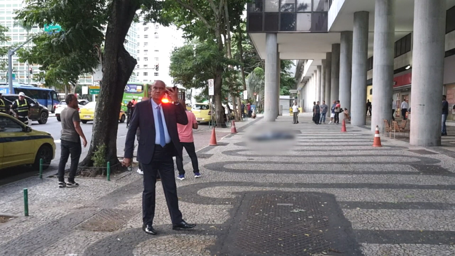 O corpo de Rodrigo na Avenida Marechal Câmara, no Centro do Rio (Foto: Reprodução/Band)