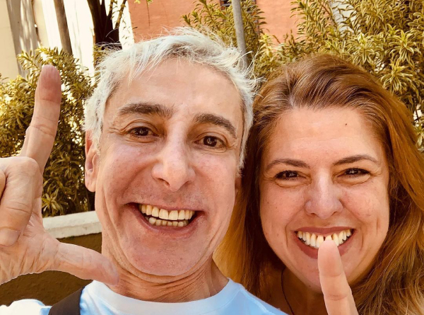 O ator Cassio Scapin votou em Lula (PT). “Nossa luta e crença e na felicidade, num mundo melhor e com melhores chances pra todos! Sem armas, com educação!”, afirmou ele no Instagram.