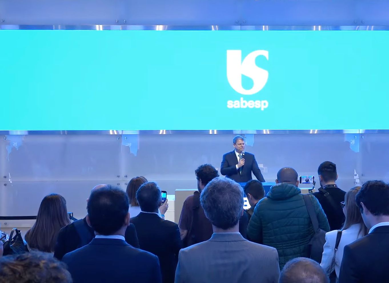 Tarcísio na B3 durante cerimônia da conclusão da privatização da Sabesp (Foto: Governo de SP)