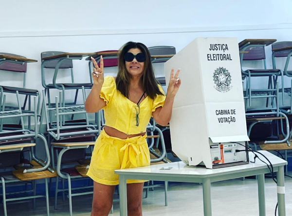 Mara Maravilha fez o gesto de 22 com as mãos, número do presidente Jair Bolsonaro (PL).