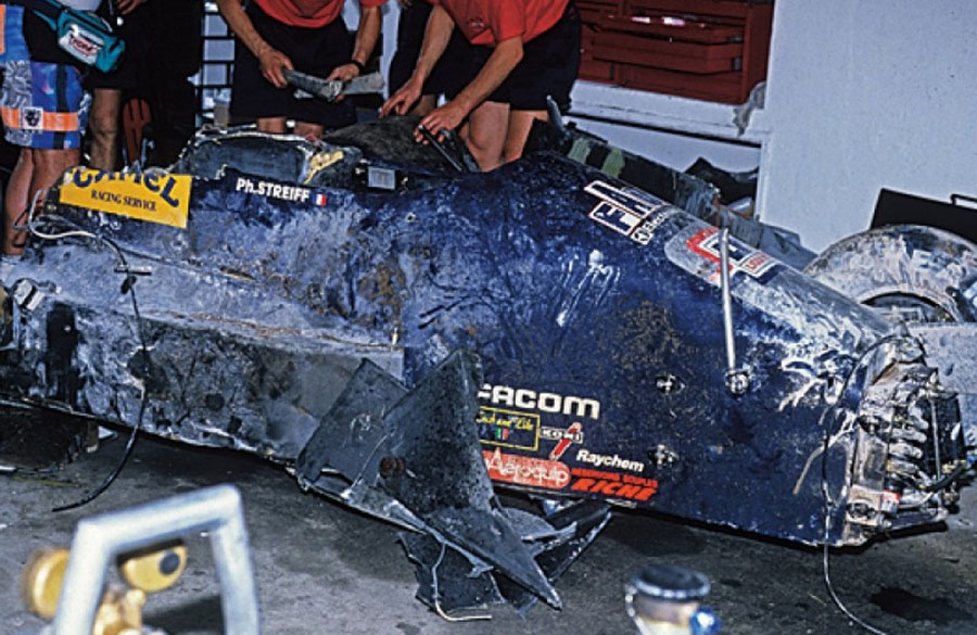 Carro de Philippe Streiff após o acidente nos testes da F1 (Foto: Reprodução)