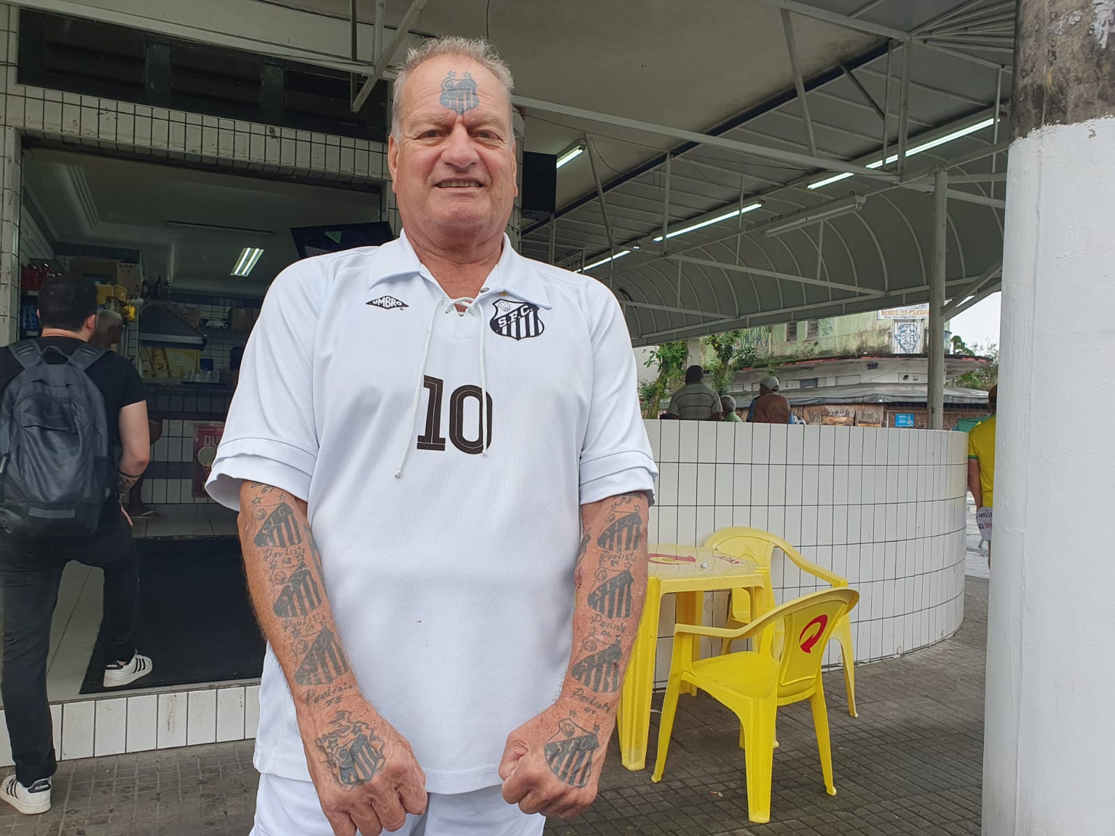 Fã de Pelé tem o Santos tatuado por todo o corpo (Foto: Luiza Lemos/Band)