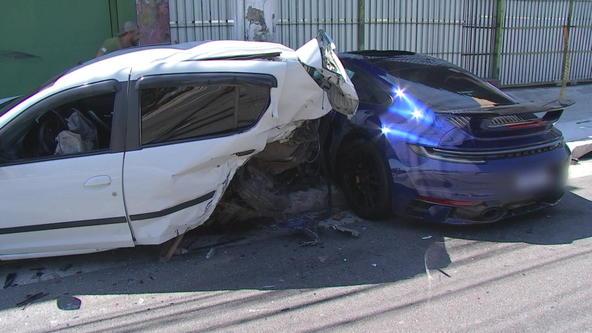 Ornaldo da Silva Viana dirigia um Renault Sandero branco quando foi atingido na traseira (Foto: Reprodução/Band)