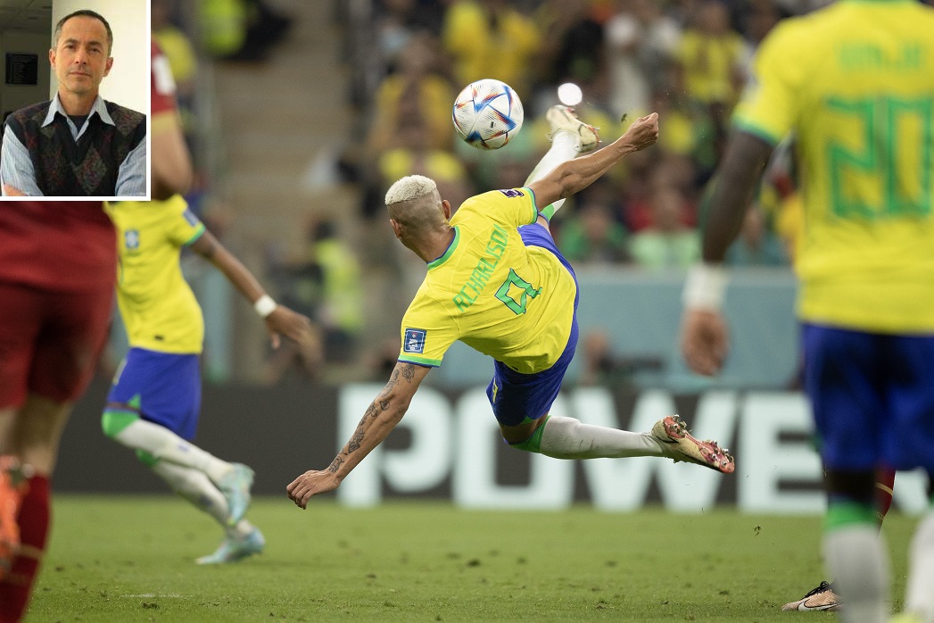 O professor Luis Augusto Teixeira (no detalhe) analisa a motricidade de Richarlison no gol (Fotos: Divullgação/EEFEUSP e Lucas Figueiredo/CBF)