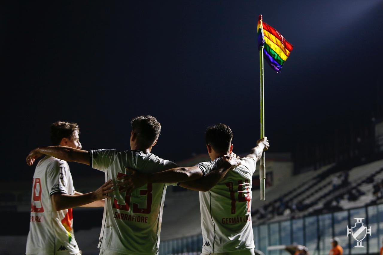 Cano e o jogo da bandeira LGBTQIA+ (Foto: Divulgação/Vasco)