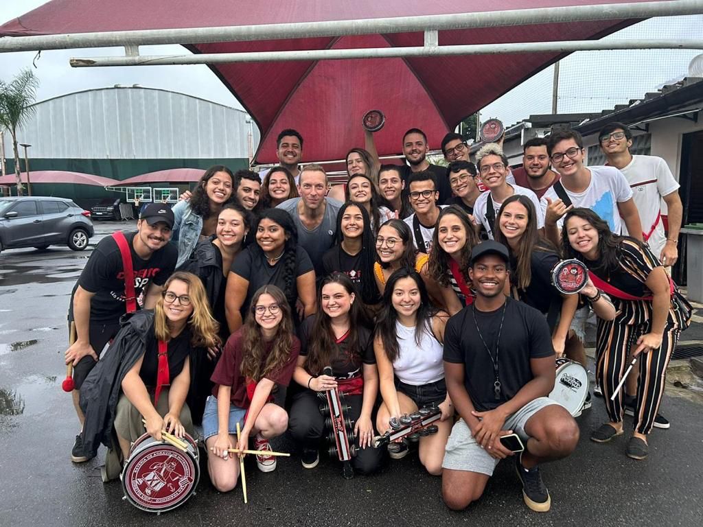 Chris Martin visitou o ensaio da bateria da USP no último domingo (Foto: Divulgação)