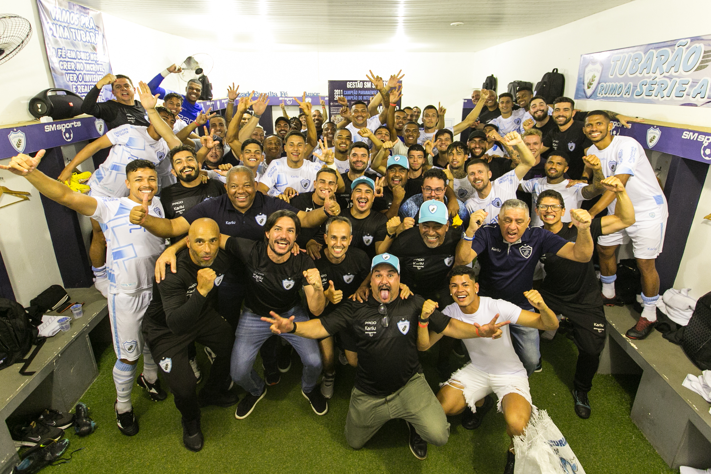 Edinho com o elenco do Londrina (Foto: Twitter/Londrina EC)