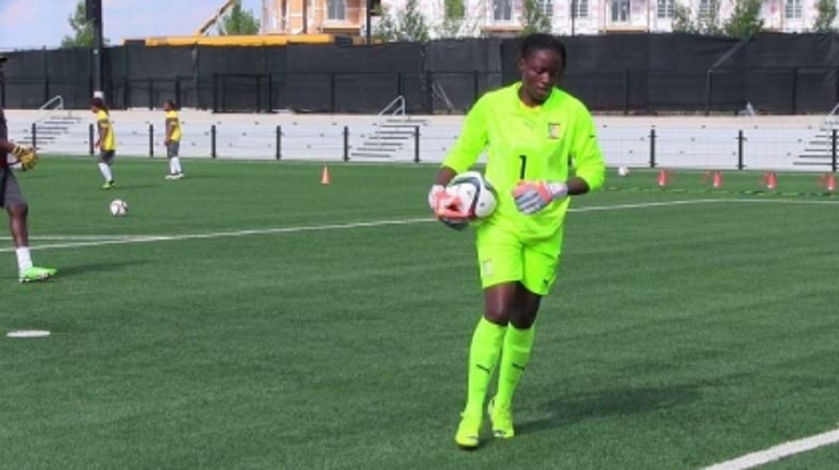 Jeanine Christelle Djomnang, goleira do Femina Stars Ebolowa (Foto: Reprodução)