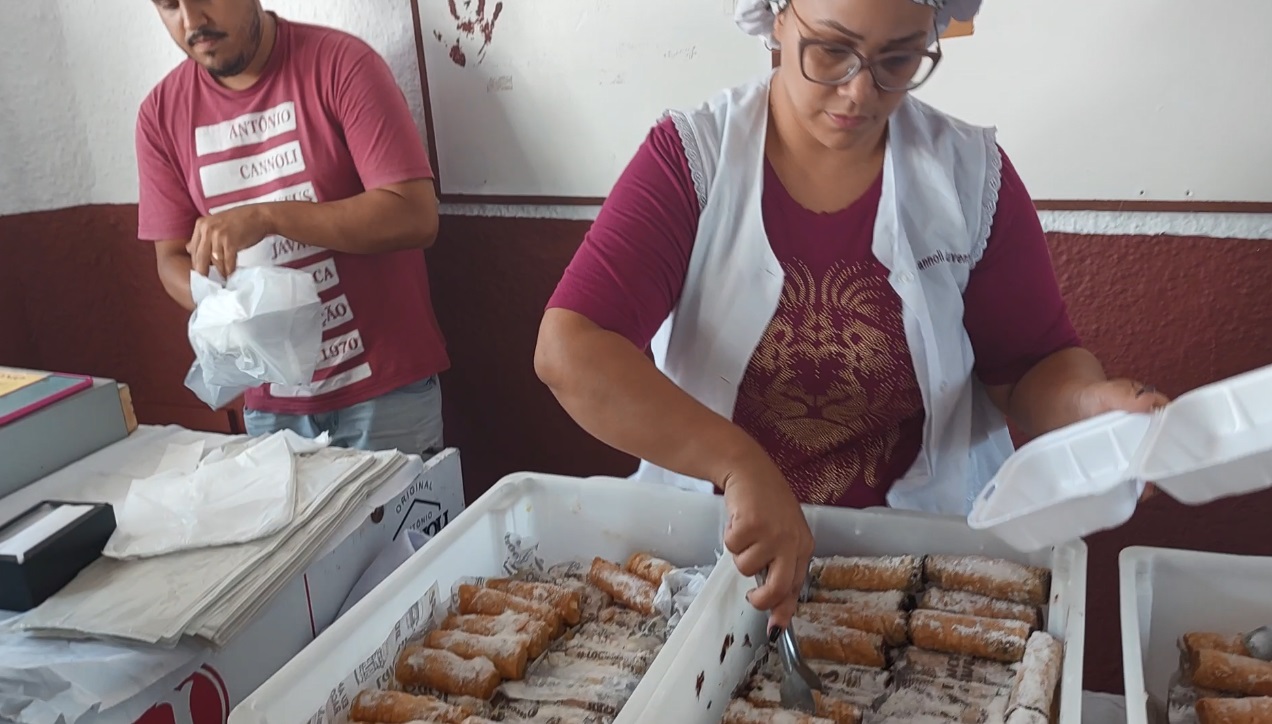 Tem gente que vai ao jogo só para comer canoli (Foto: Paulo Guilherme Guri/Band)