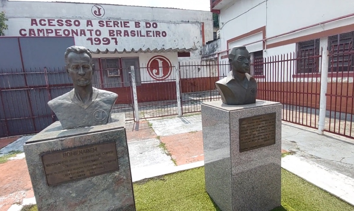 Os bustos de Clóvis Nori e Pelé, na entrada do estádio (Foto: Paulo Guilherme Guri/Band)