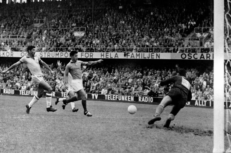 Fontaine contra Nilton Santos e Gilmar na semifinal da Copa de 1958
