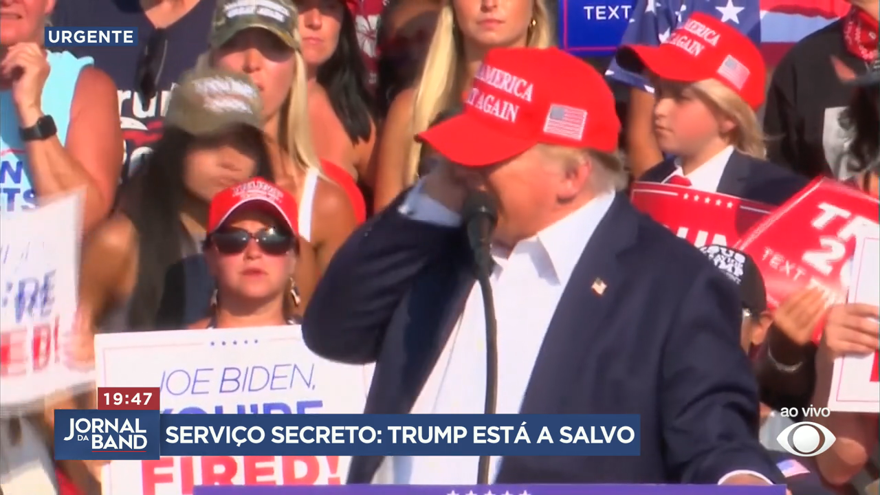 Estouros são ouvidos e Trump leva a mão à orelha (Foto: Reuters)