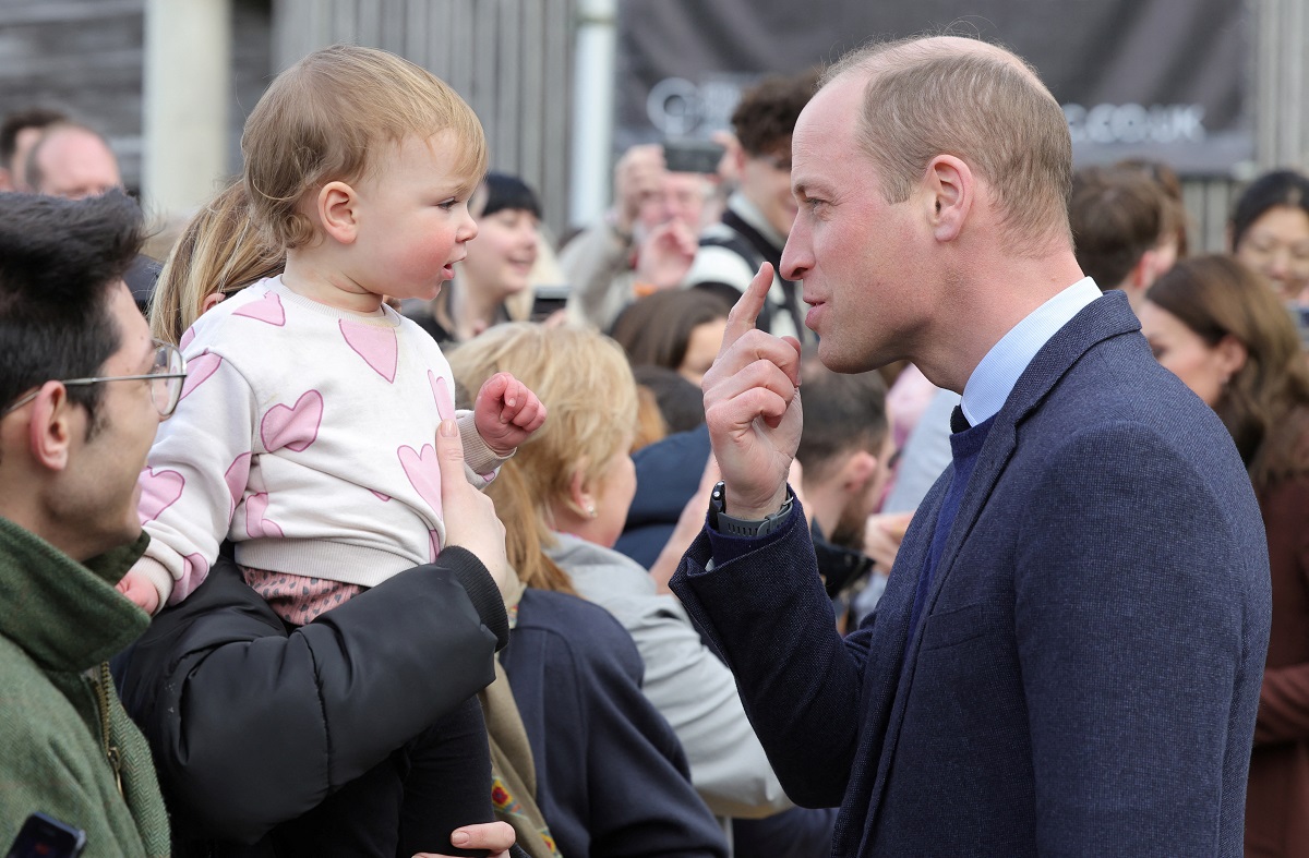 Príncipe William brinca com uma criança na visita à Cornualha (Foto: Chris Jackson/Reuters)