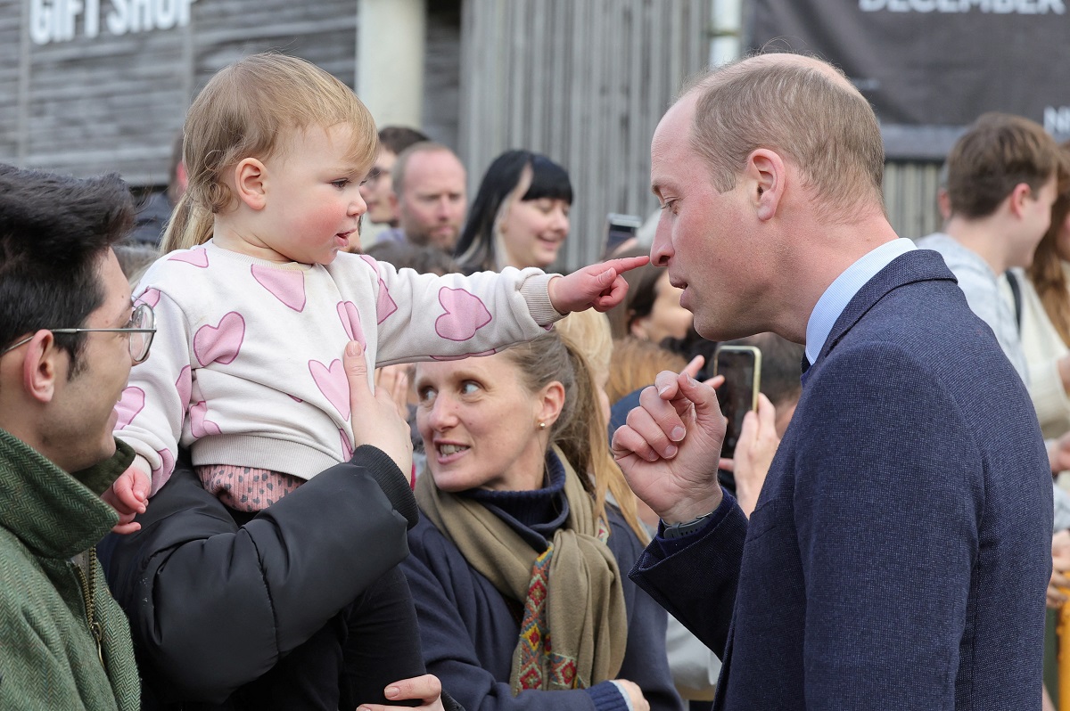 Príncipe William brinca com uma criança na visita à Cornualha (Foto: Chris Jackson/Reuters)