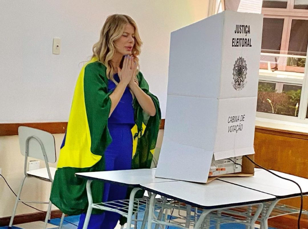 Enrolada na bandeira do Brasil, Karina Bacchi declarou voto em Jair Bolsonaro (PL). "Missão cumprida. Deus abençoe nossa nação", escreveu no Instagram.