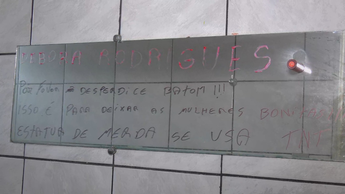 Frase escrita pelo homem em banheiro de casa no DF