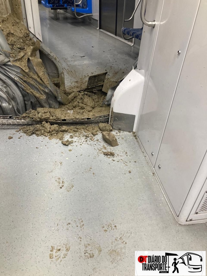 Trem danificado após deslizamento de terra