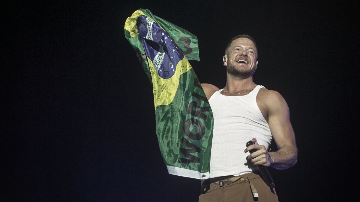 Dan Reynolds com a bandeira do Brasil