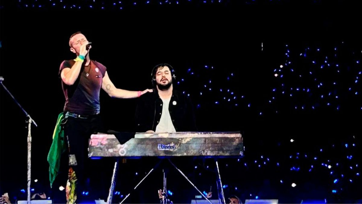 Gabriel Lucena toca ‘Gravity’ no piano ao lado de Chris Martin