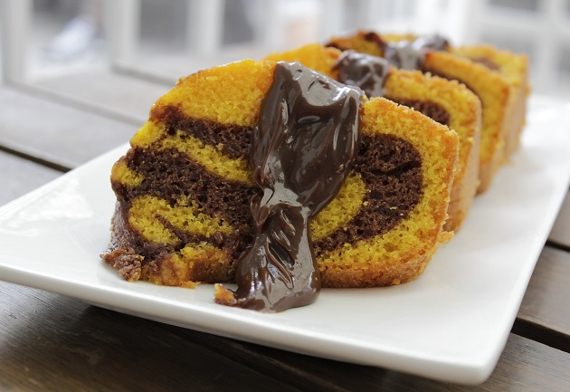 Bolo de cenoura com cobertura de chocolate é feito no liquidificador PixaBay