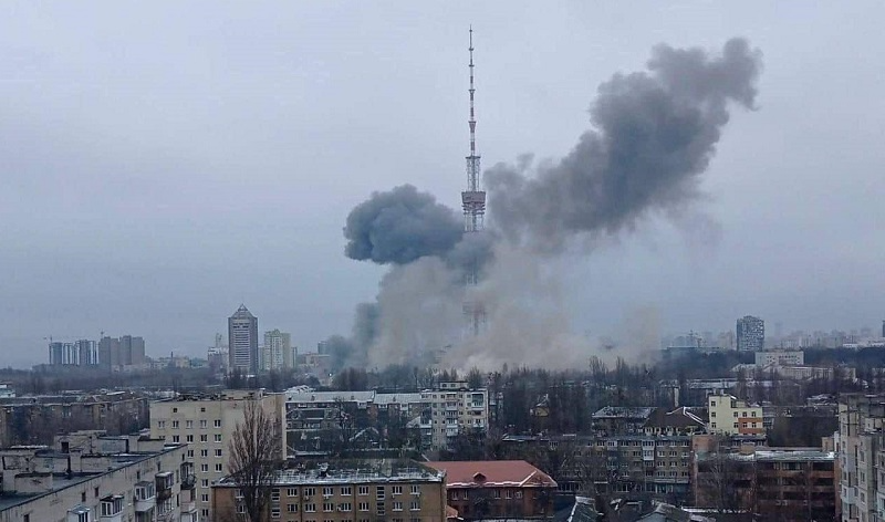 Ataque atinge torre de TV em Kiev e deixa cinco mortos