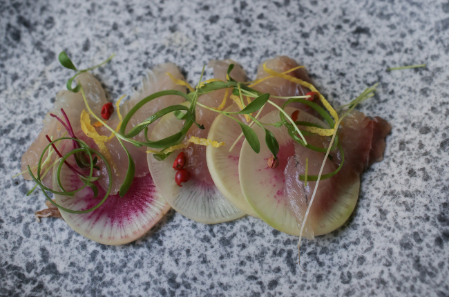 Sashimi de piranha curado com molho de alface tostada e tucupi | Band Receitas