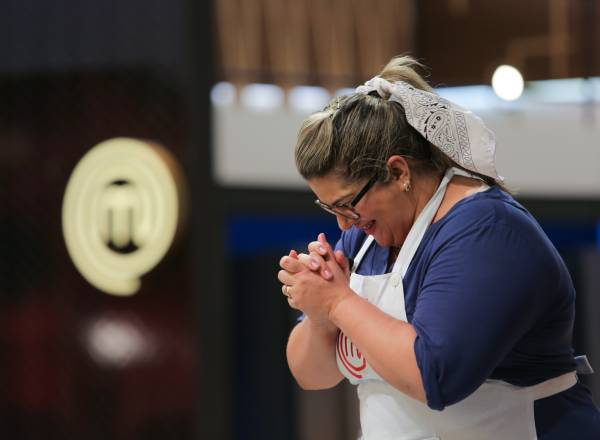Edleide se emociona após avaliação dos chefs em prova no MasterChef