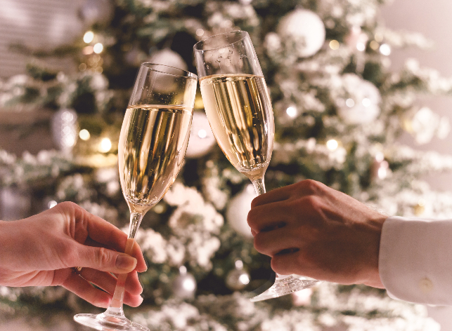 Vinhos brancos harmonizam com todos os pratos da refeição natalina Envato Elements