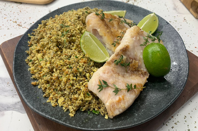 Pescada Amarela com Farofa de Lemon & Pepper | Receita Swift