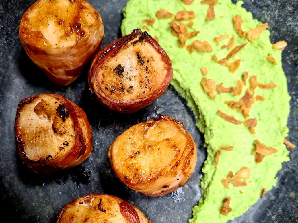 Medalhão de Filé de Frango com Purê de Ervilhas e Cebola Crispy | Receita Swift