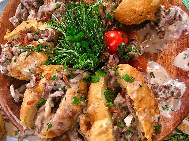 Estrogonofe na batata | Band Receitas