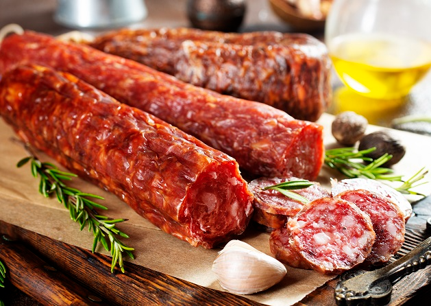 O salame é composto por carne de porco ou ave, vitela, gordura e temperos Envato Elements