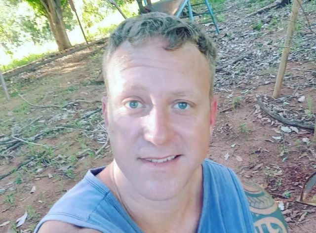 Ator Sérgio Hondjakoff aparece visivelmente alterado e ameaça o pai