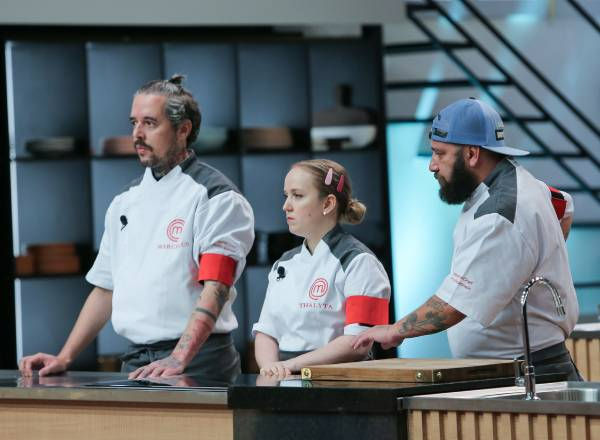 Profissionais discutem no MasterChef e Fogaça comenta: "Muita briga aí?"
