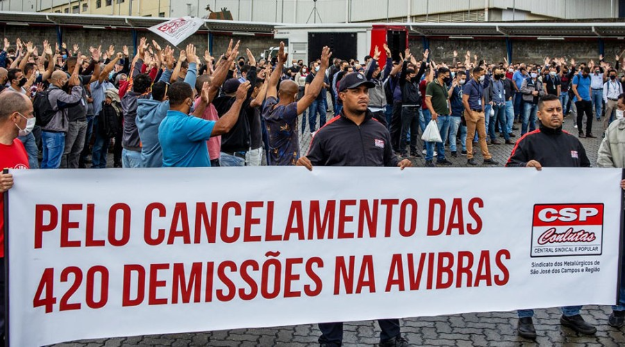 Trabalhadores da Avibras declaram greve por 24 horas em Jacareí, após demissões