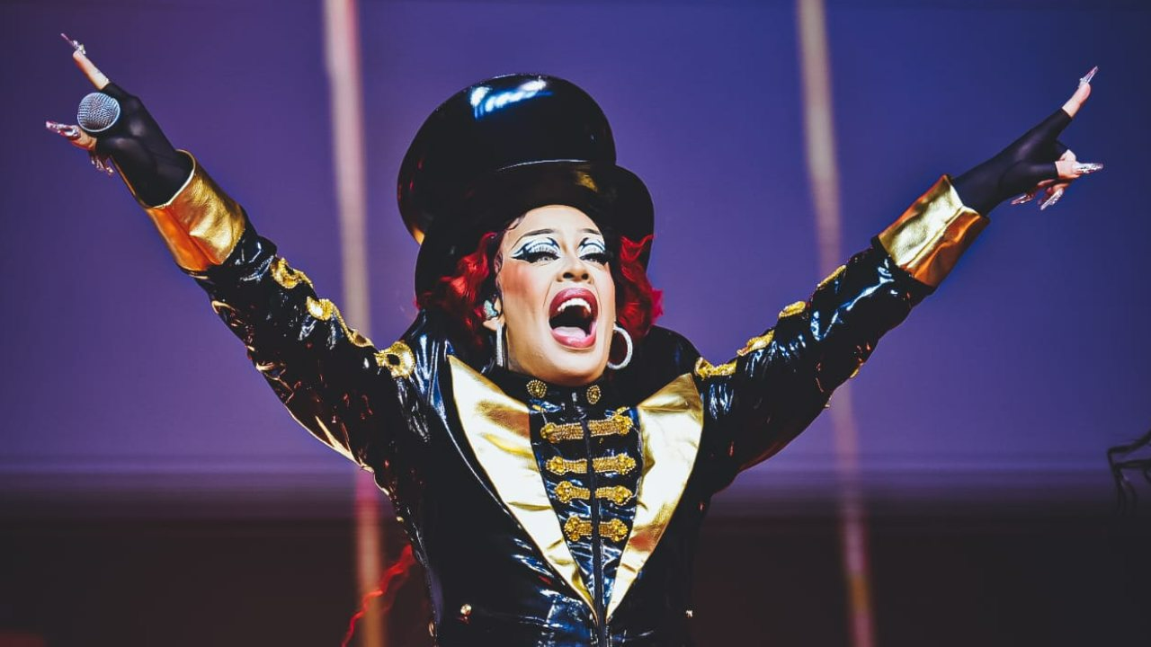 Gloria Groove celebra apoio popular com arte drag: "Compraram minha brincadeira"