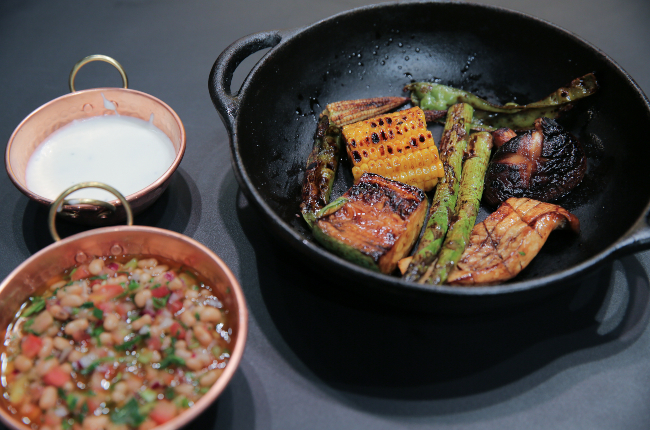 Legumes grelhados com creme azedo e vinagrete de feijão manteiguinha | Band Receitas