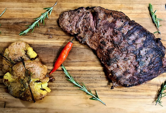Fraldinha na manteiga de ervas com batatas ao murro | Band Receitas