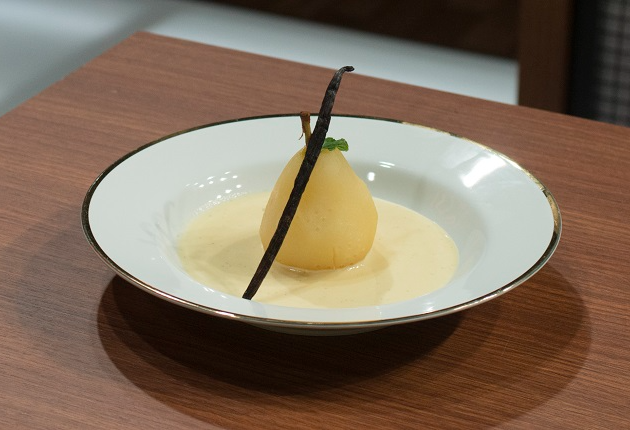 Pera no moscatel com creme inglês | Band Receitas