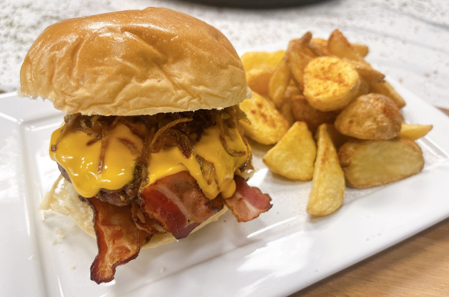Hambúrguer com molho de cheddar e cebola caramelizada | Band Receitas