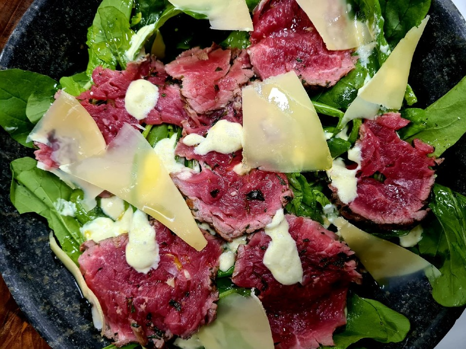 Salada de carpaccio rústico com molho wasabi | Band Receitas