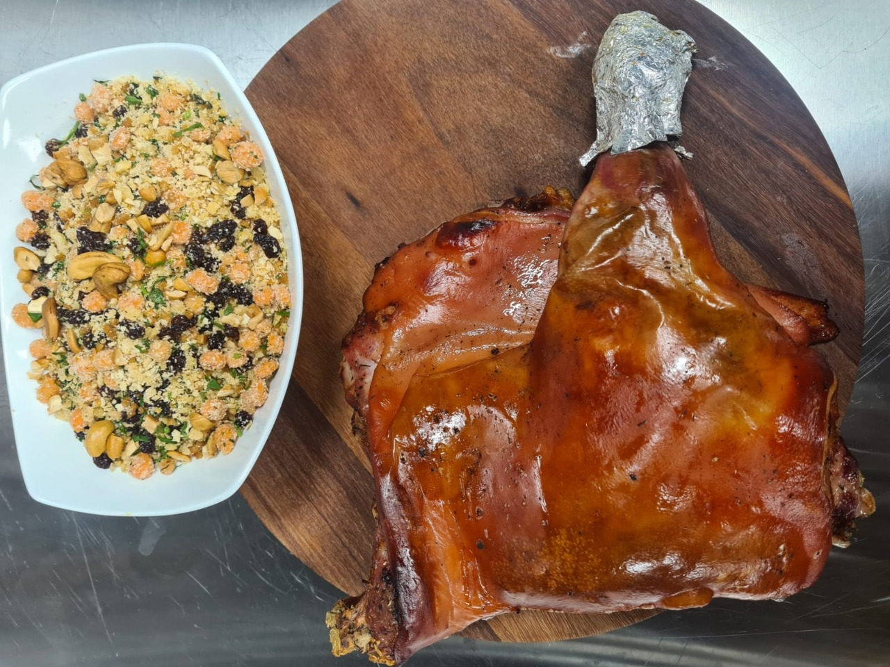 Leitão Temperado com Farofa Natalina | Receita Swift