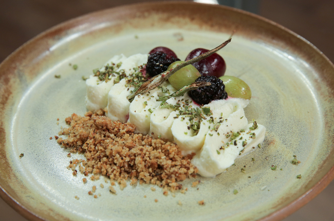 Mousse de chocolate branco, farofa de quiabo, crumble de castanha de caju com frutas gaseificadas | Band Receitas