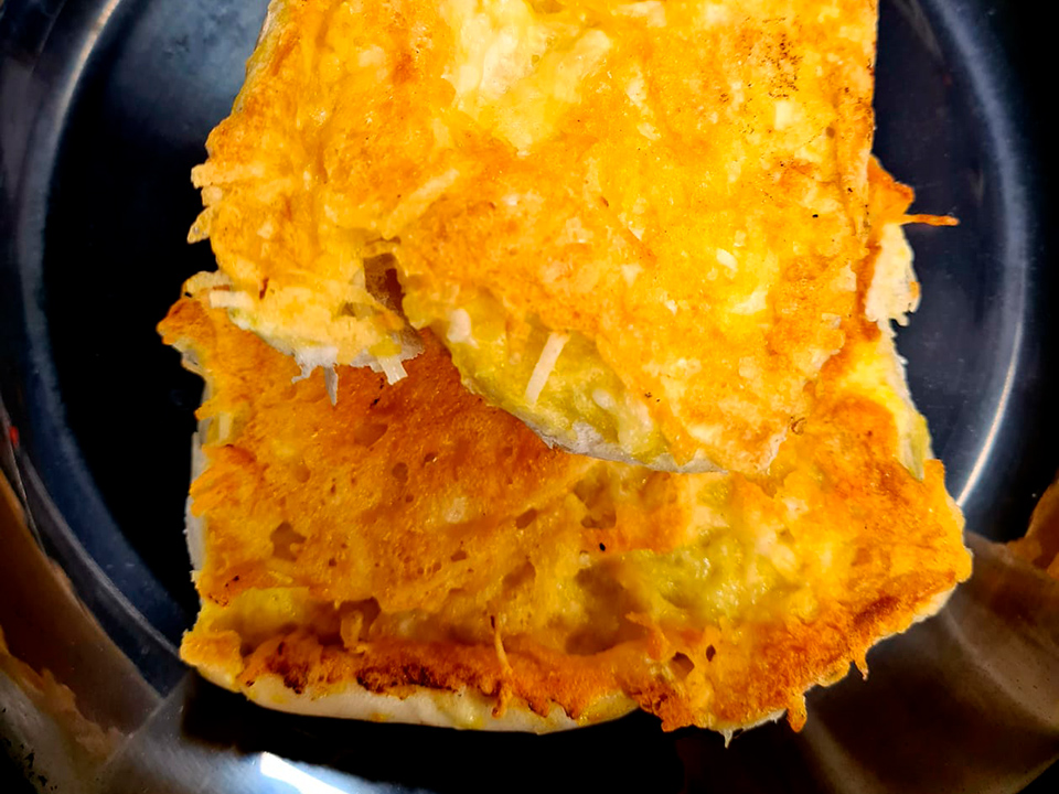 Pão na frigideira com ovo e parmesão | Band Receitas