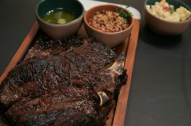 Churrasco de short ribs com salada de batata com bacon, farofa panko e vinagrete de ervas | Band Receitas