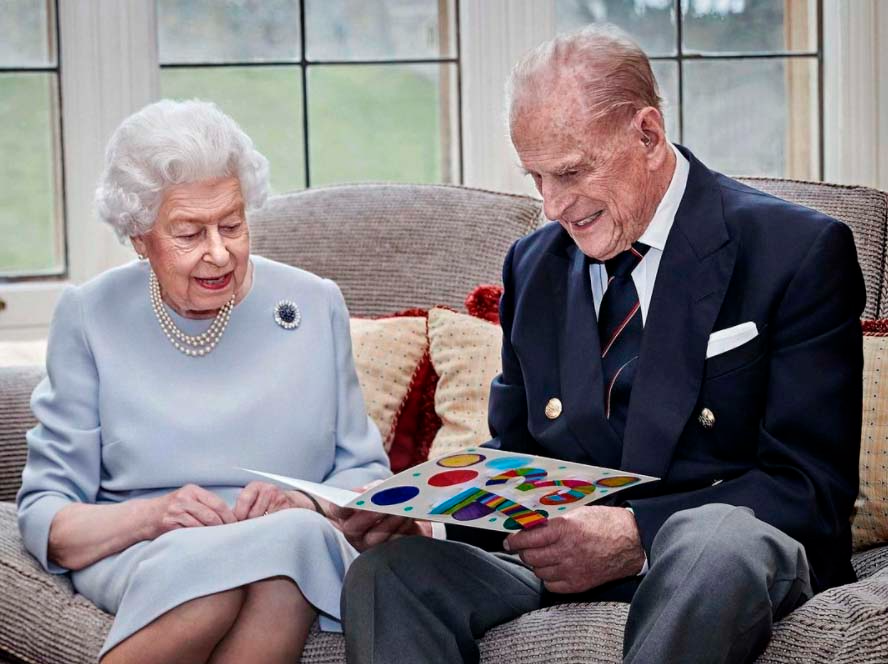 Rainha Elizabeth e príncipe Philip recebem vacina contra o coronavírus no Reino Unido