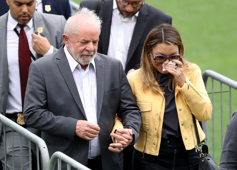 Lula vai a velório de Pelé em Santos e presta homenagem