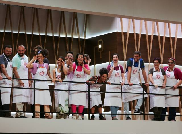 Elenco do MasterChef canta novo viral: “Desenrola, bate e sobe no mezanino"