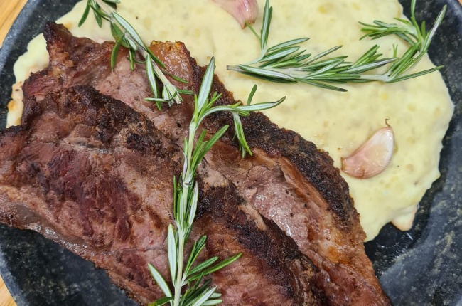 Contrafilé na Manteiga com Purê de Batata com Alho | Receita Swift