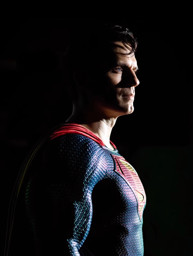 Henry Cavill anuncia retorno ao papel de Superman